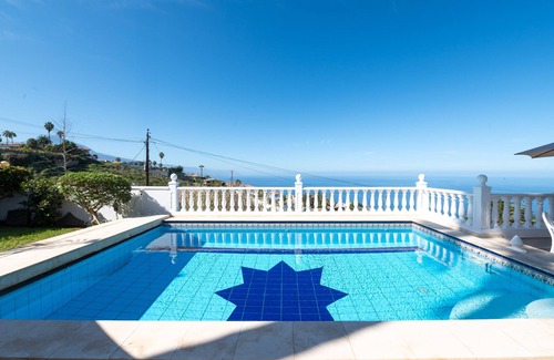 Puntillo del Sol Ski Chalet | Charming Getaway in El Sauzal: Enjoy Comfort, Nature, and a Private Pool