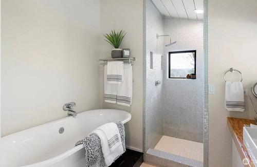Gig Harbor House | Charming Getaway in Gig Harbor | Hot Tub | Patio
