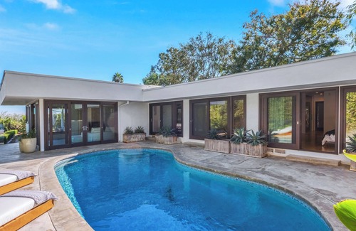 The Flats House | . Charming getaway in La . WiFi , Ac , pool . View , relaxing outdoor space.