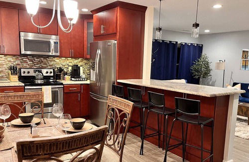 Levittown House | Charming Getaway: King Bed/3 TVs/Large Backyard/Centrally Located - New Listing!