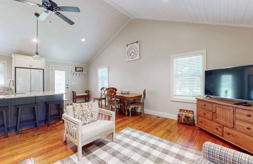 Flat Rock Cottage | Charming Getaway w/Luxe Interior & Screened Patio - Near Attractions