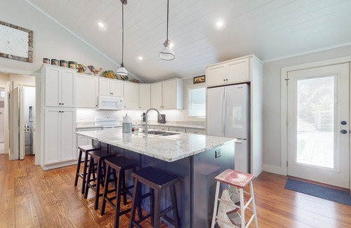 Flat Rock Cottage | Charming Getaway w/Luxe Interior & Screened Patio - Near Attractions