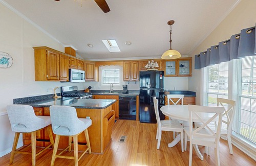 Assateague Pointe House | Charming getaway with modern amenities, tennis court, pool, & private patio