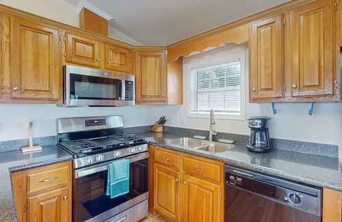 Assateague Pointe House | Charming getaway with modern amenities, tennis court, pool, & private patio