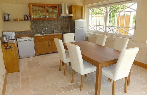 Fontaines-d'Ozillac Villa | Charming gîte 120 m2 for 6 people: 3 bedrooms and 2 bathrooms with private parking and garden. On-site swimming pool and private park. Discreetly adjoining the Gîte Eucalyptus with private garden, terrace and parking. Exposition Sud Es