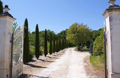 Fontaines-d'Ozillac Villa | Charming gîte 120 m2 for 6 people: 3 bedrooms and 2 bathrooms with private parking and garden. On-site swimming pool and private park. Discreetly adjoining the Gîte Eucalyptus with private garden, terrace and parking. Exposition Sud Es