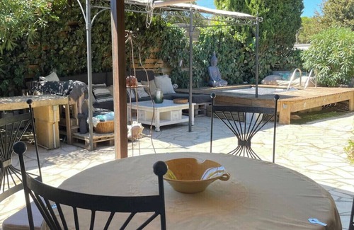 Vers-Pont-du-Gard Cottage | Charming gîte for 4 with swimming pool (independent and with its own private entrance)>