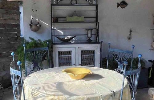 Vers-Pont-du-Gard Cottage | Charming gîte for 4 with swimming pool (independent and with its own private entrance)>