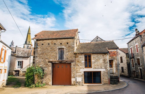 Nolay House | Charming Gite in Medieval Village 1mn walk to Shops & Restaurants