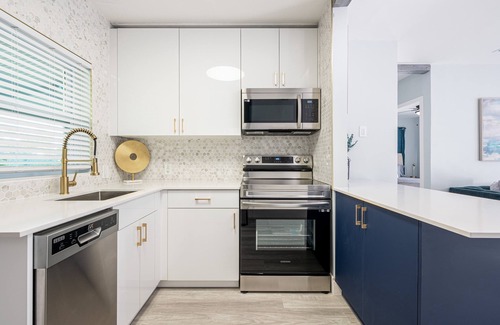 Lake Ridge House | Charming & Glamorous 2BR Retreat in Ft Lauderdale: Pool, Yard & Prime Location!