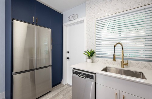 Lake Ridge House | Charming & Glamorous 2BR Retreat in Ft Lauderdale: Pool, Yard & Prime Location!