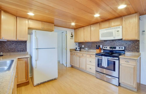 Gold Beach House | Charming Gold Beach Home < 1 Mi to Rogue River!