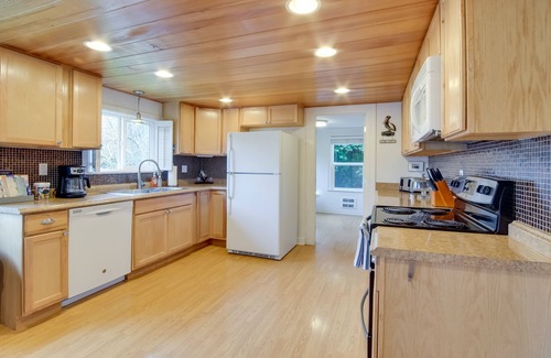 Gold Beach House | Charming Gold Beach Home < 1 Mi to Rogue River!