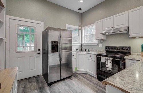 Shepherd House | Charming Green Cottage in Shepherd, TX