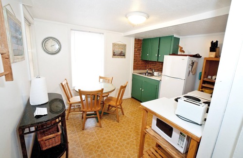 Savannah Beach Cottage | Charming Ground-Floor Suite w/Full Kitchen & Free WiFi - Near Dining & Shops