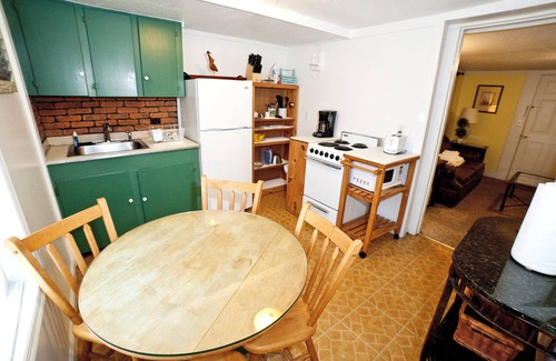 Savannah Beach Cottage | Charming Ground-Floor Suite w/Full Kitchen & Free WiFi - Near Dining & Shops