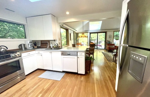 Vineyard Haven House | Charming Guest House near Lambert's Cove Beach
