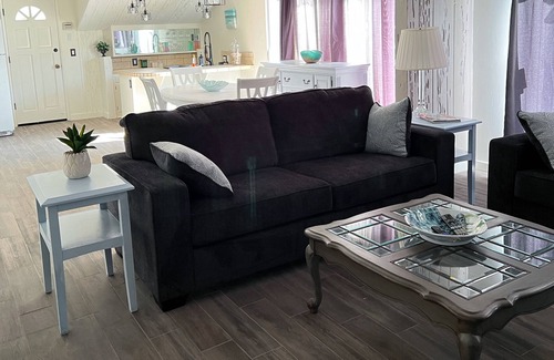 Northridge House | Charming Guest House in Sherwood Forest, Northridge, CA