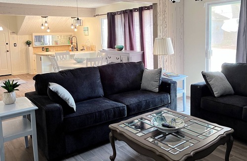 Northridge House | Charming Guest House in Sherwood Forest, Northridge, CA