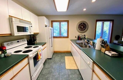 Twin Mountain House | Charming Guest House & King Suite - Twin Mountain River Retreat