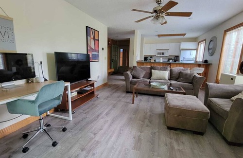 Twin Mountain House | Charming Guest House & King Suite - Twin Mountain River Retreat
