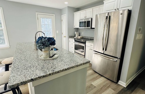 Ruby House | Charming Guesthouse at Hidden Lake Stafford 2 bedroom 2 full bath with AC