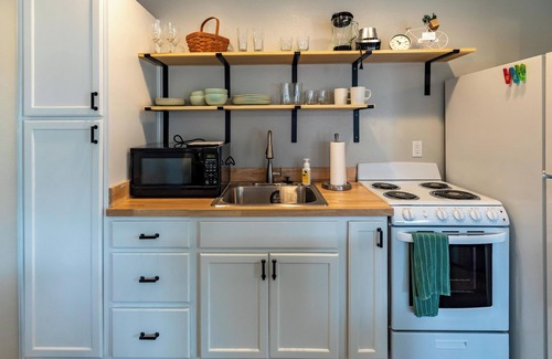 Kerrville Cottage | ❤Charming Guesthouse downtown w/yard, deck, bikes & FIREPIT
