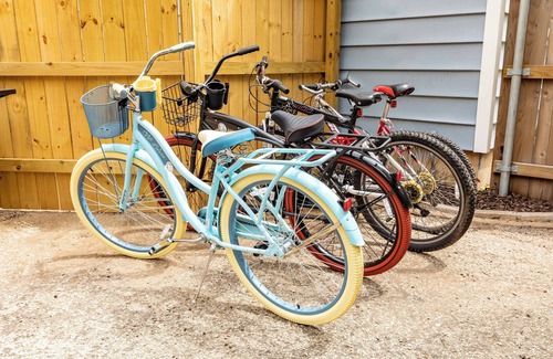 Kerrville Cottage | ❤Charming Guesthouse downtown w/yard, deck, bikes & FIREPIT