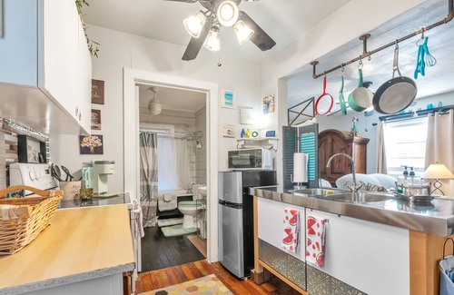 Waxahachie House | Charming Guesthouse in Heart of Waxahachie w/Dedicated Entry & Private Parking