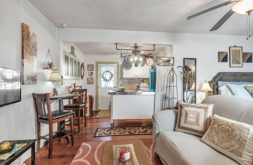 Waxahachie House | Charming Guesthouse in Heart of Waxahachie w/Dedicated Entry & Private Parking