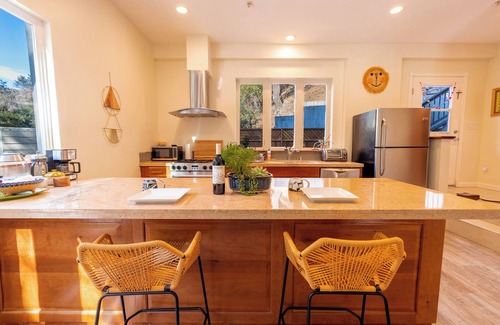 Ojai House | Charming Guesthouse with 1 bedroom and WiFi, AC in tranquil Ojai