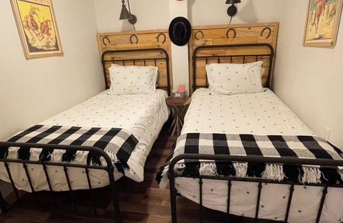 Paonia House | Charming guesthouse with panoramic views!