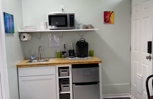 Gulfport Apartment | Charming Gulfport Town Guest Cottage Studio -Walk To Beach -Shops -Restaurants