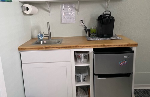 Gulfport Apartment | Charming Gulfport Town Guest Cottage Studio -Walk To Beach -Shops -Restaurants