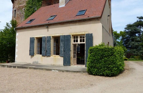 Dompierre-sur-Besbre Cottage | Charming house with fireplace and garden in Dompierre-sur-Besbre