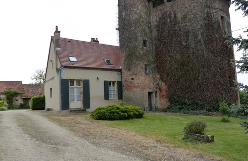 Dompierre-sur-Besbre Cottage | Charming house with fireplace and garden in Dompierre-sur-Besbre