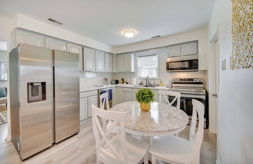 Hampton House | Charming Hampton Home w/Fireplace, Deck & Grill!