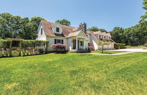 Springs House | Charming Hamptons Retreat with Pool