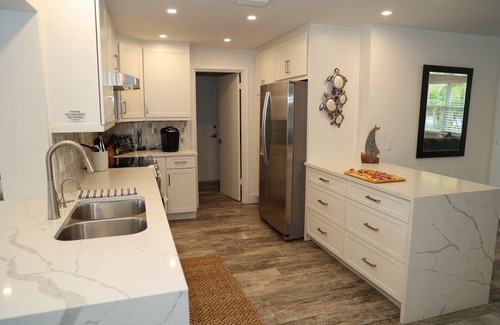 New Smyrna Beach House | Charming Happiness room for 6 guests. Located half mile from beach, shops, food