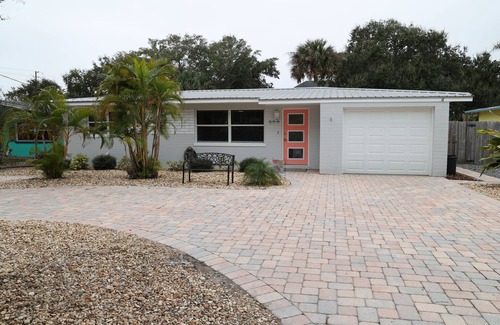 New Smyrna Beach House | Charming Happiness room for 6 guests. Located half mile from beach, shops, food
