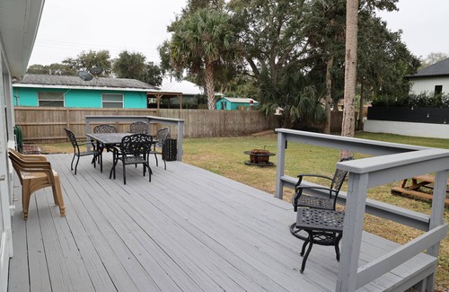 New Smyrna Beach House | Charming Happiness room for 6 guests. Located half mile from beach, shops, food