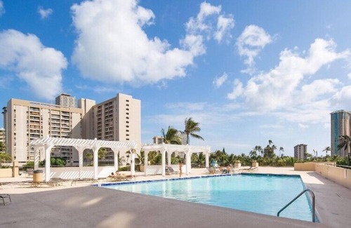 McCully - Moiliili Condo | Charming Hawaiian Monarch Studio | Pool + Gym