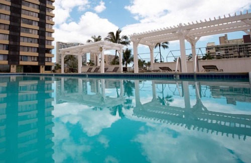 McCully - Moiliili Condo | Charming Hawaiian Monarch Studio | Pool + Gym