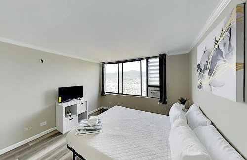 McCully - Moiliili House | Charming Hawaiian Monarch Studio