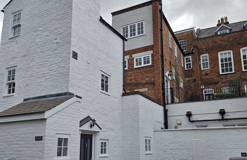 Shrewsbury House | Charming hideaway in Shrewsbury town centre with free secure parking.