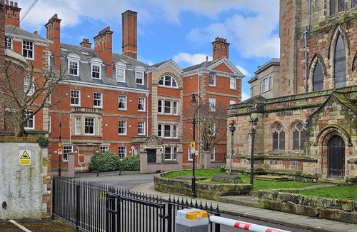 Shrewsbury House | Charming hideaway in Shrewsbury town centre with free secure parking.