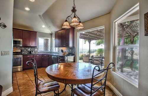 Temecula House | Charming Hill Top Wine Country Villa- Minutes to all Vineyards