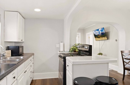 Glenwood Springs Apartment | Charming, Historic! Walking Distance to Town!