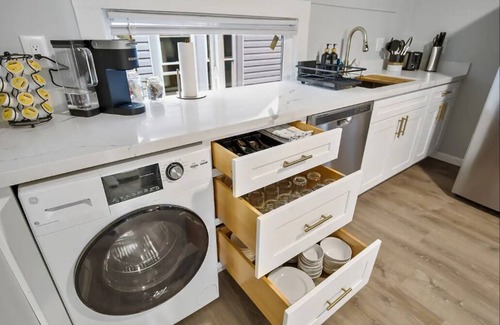 Everett Apartment | Charming Historic 2-Bedroom Retreat in North Everett with Modern