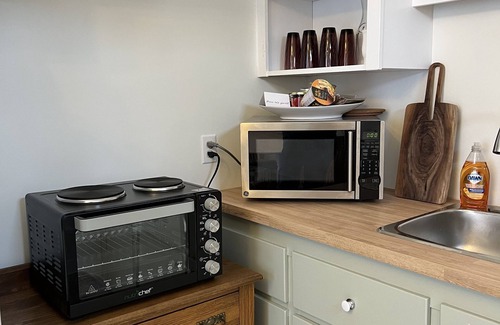 Cobourg House | Charming historic building mins walk to beach, downtown, train and amenities
